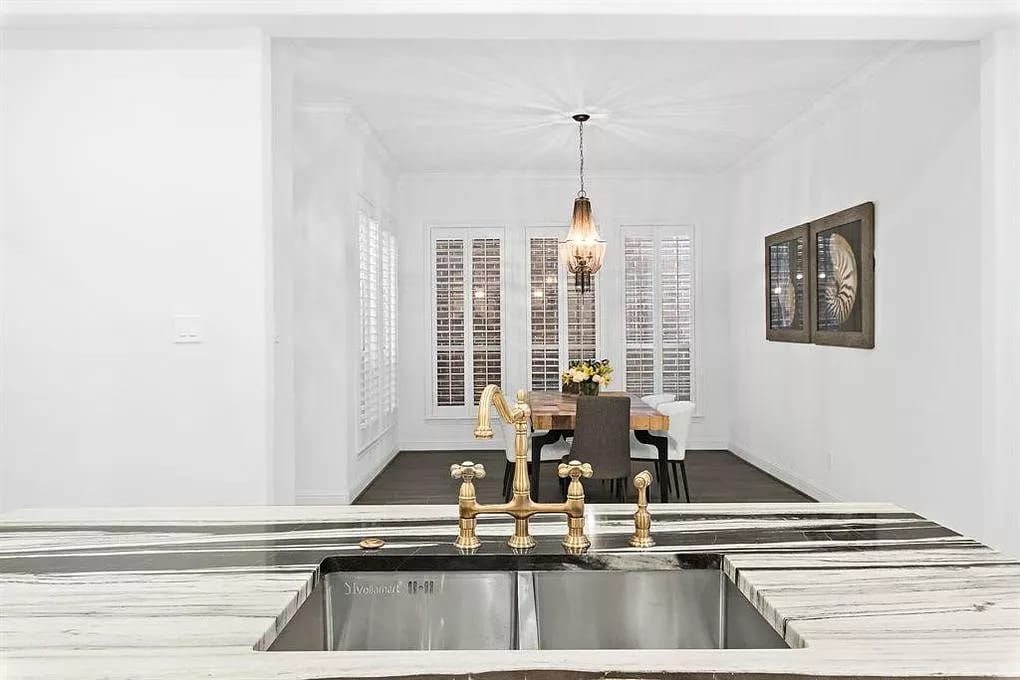 Uptown Chic Image 14