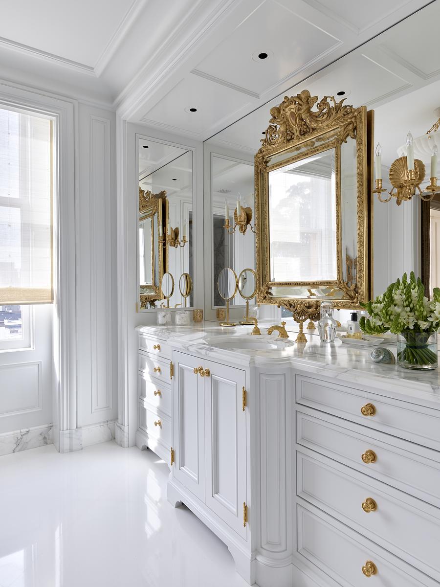 Classic French Apartment Image 33